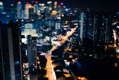 城市建筑在夜间的空中摄影
